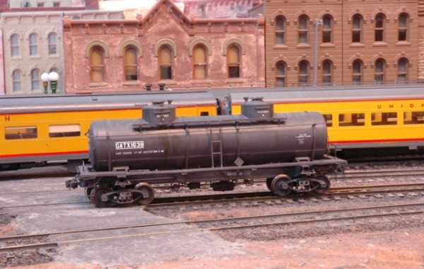 8K 2 Compartment/2 Dome Tank Car (HO Scale)