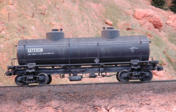 8K 2 Compartment/2 Dome Tank Car (HO Scale)